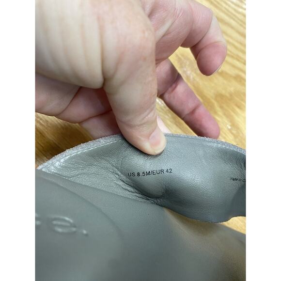 Vince Dean Flip Flop Sandals Men\'s 8.5 Gray Suede Slip-On Flat Heel Open Toe S40
